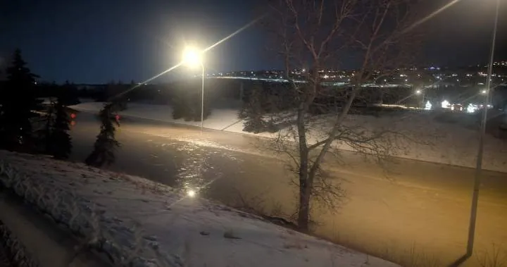 Major water main break in traps people in vehicles, affects 2K Calgary homes