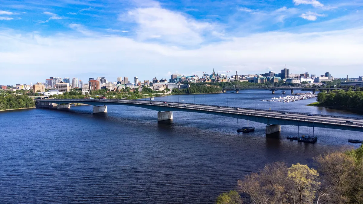 La population se prononce sur le pont de l’Est