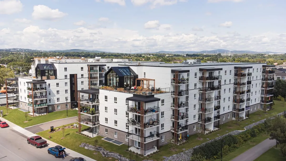 Plus d’immeubles à logements en bois pour sauver des emplois au Québec